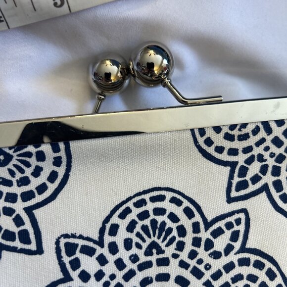 Donna Dixon Handbag Purse Blue Shoulder Crossbody Chain Straps Canvas Kiss Clasp - Picture 4 of 16